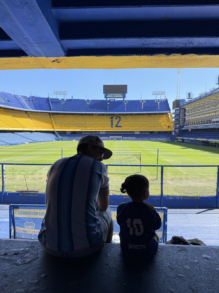 yunuheee's tweet photo. El y la nena con la bombonera y yo con los alfajores 🇦🇷 https://t.co/ltKnrRorfu