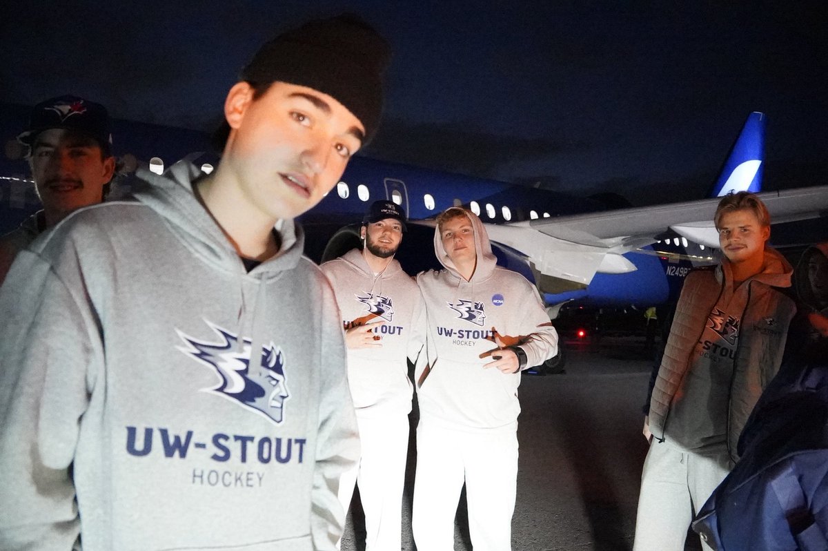 UWStoutHockey's tweet photo. Travel day for the Blue Devils😈📸✈️ https://t.co/byqhvx4GDc