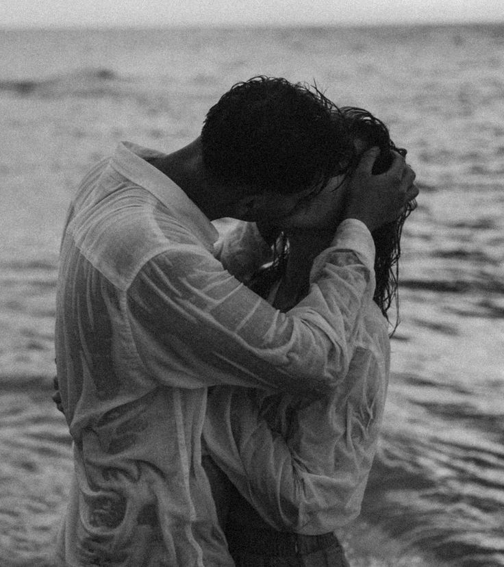 “Que el mar nos moje la piel, pero que seas tú quien me erice el alma.” 🌊🩵💙