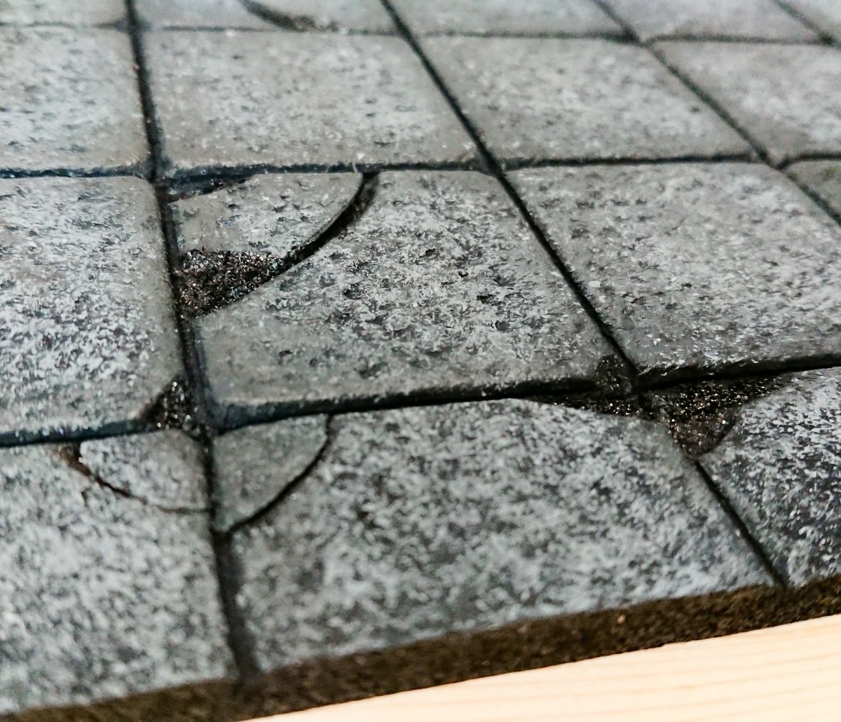 nnkkgunpla's tweet image. 石畳がひび割れた雰囲気を表現🛠

#ラピュタ #ジブリ #ジオラマ #プラモデル