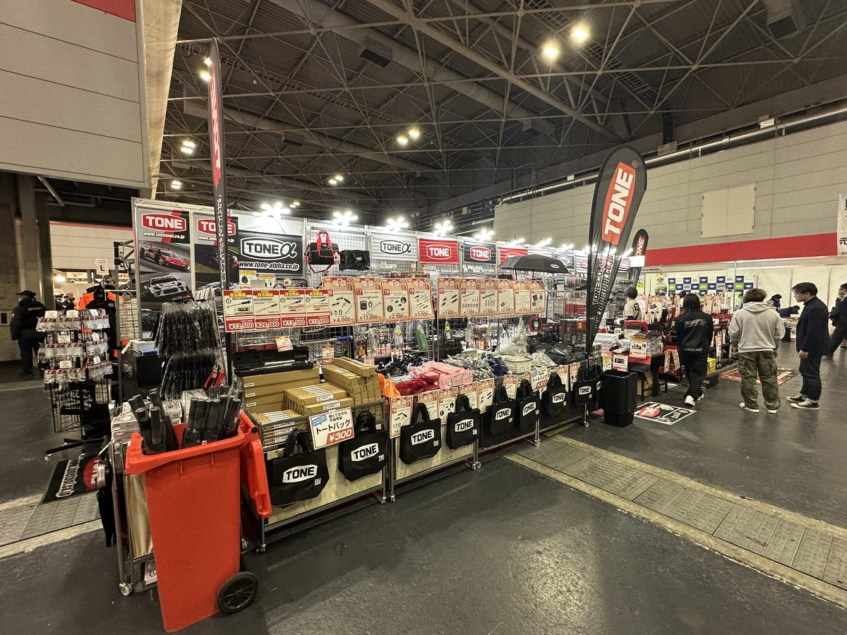 hossy46's tweet photo. 大阪モーターサイクルショー初日まもなく始まります！

2号館B-26PEOブースにて愛乃助とお待ちしております。

Tシャツやグッズの販売もしてますので是非購入して下さい^_^

TONEさんも工具が激安です！

#大阪モーターサイクルショー
#peo
#zeropointshaft
#tone
#kabuto https://t.co/oHDCYtsbYP