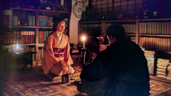 i8_xun's tweet photo. 松江編以来ひさびさの怪談。暗い部屋、揺れる炎に浮かび上がる2人と薄ぼんやりした背景、そしておトキの(と言うか #髙石あかり さんの)迫真の語りと 何とも言い難い声音...。
明るさや元気さが優先された昔の朝ドラとは一線を画していていいよね～👻
#ばけばけ https://t.co/UYIR0pvOID