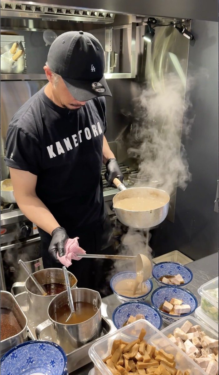 kentaroumasunar's tweet photo. 【天神西通り店からのお知らせ】

3月1日オープンの西通り店では、世界一濃厚な一杯。を目指して店主が渾身の一杯を提供しております。
隠れ家的な場所にありまだまだお並びはありません。
皆様のつけ麺の概念を覆します。
本日もよろしくお願いいたします。 https://t.co/u0V8Y2UFch