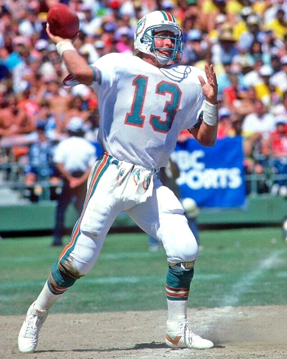 FB_Helmet_Guy tweet media