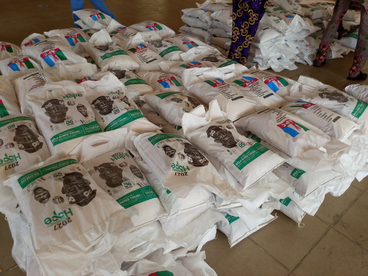 Olojede_25's tweet photo. Fueling Hope this Eid in Oriade LCDA 🌙
Eid Mubarak to my constituents! To celebrate this season of love, we’ve activated the Renewed Hope Food Banks across Oriade LCDA.

Mirroring PBAT’s vision, we are prioritizing food security and immediate relief for our people. Beyond the festivities, our commitment to your welfare remains unshakable.

Let's celebrate with joy and peace. Together, the hope is indeed renewed! 🇳🇬✨

#EidMubarak #OriadeLCDA #RenewedHope #Lagos