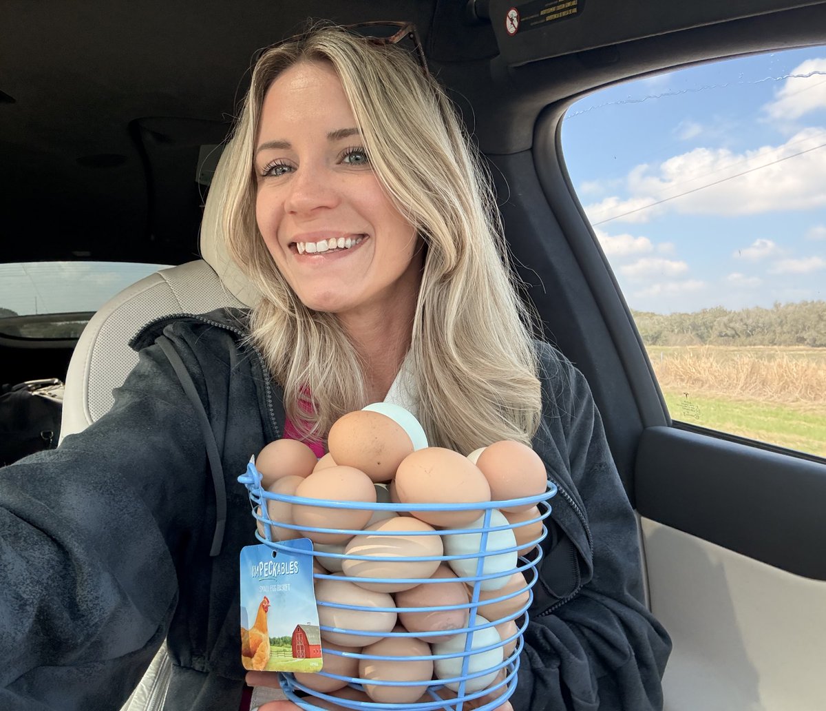 ServinLooksOnly tweet media