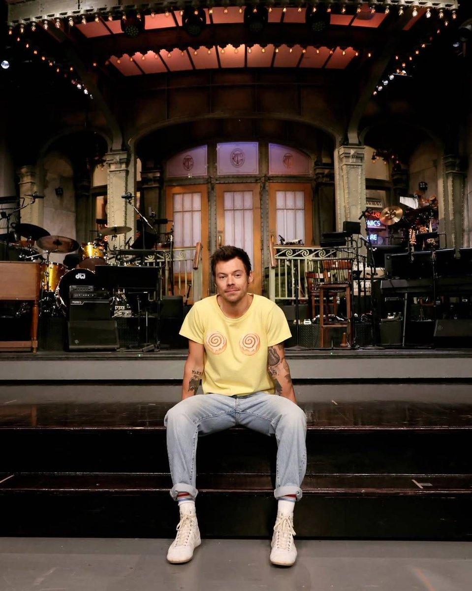 WhyLarryIsReal tweet media