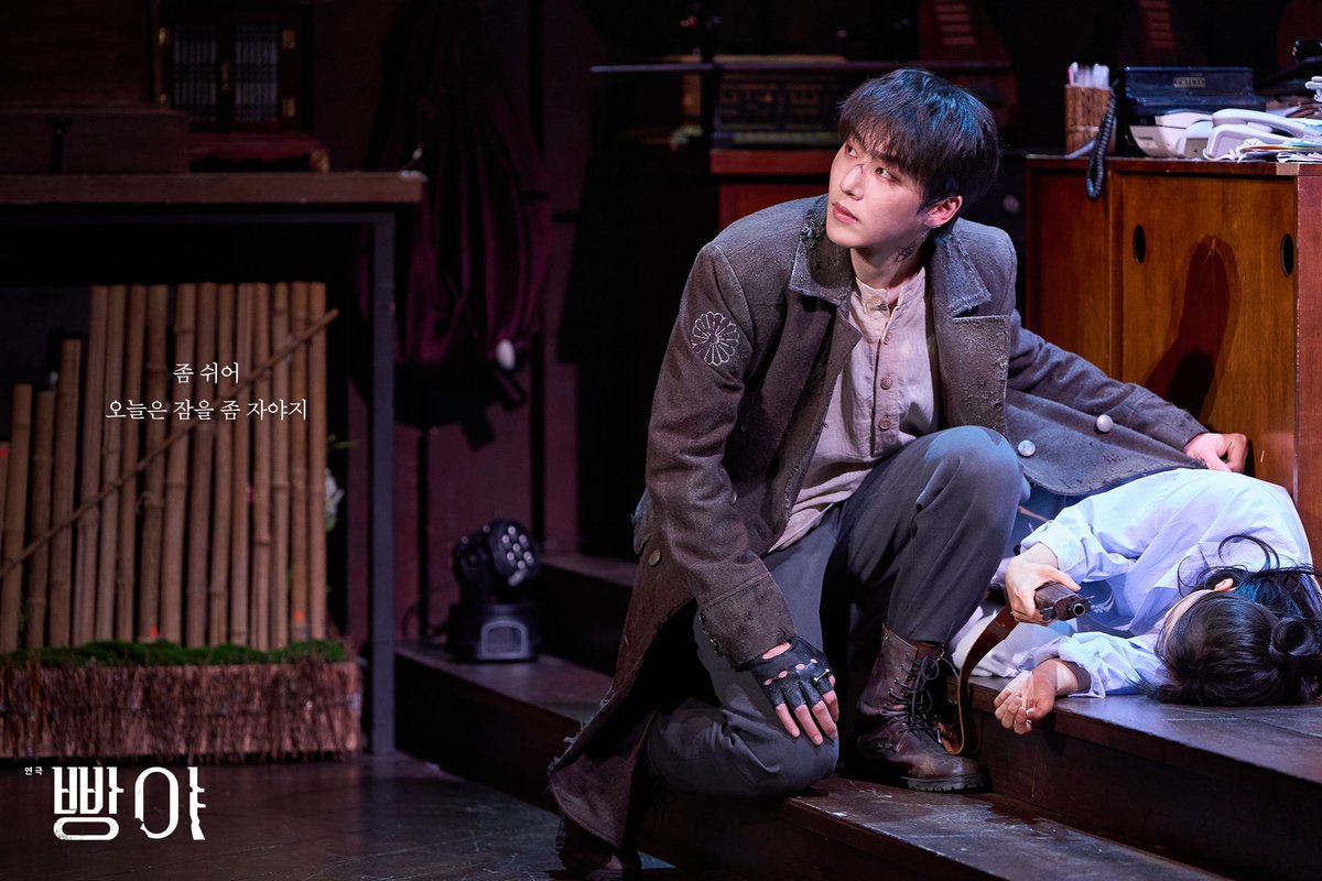 [#빵야] 공연 사진 공개🖋

빵야 | #김경수 #전성우 #김지온 #원태민

- 
연극 <빵야>
2026.03.03-05.24
두산아트센터 연강홀
#연극 #빵야 #공연사진공개