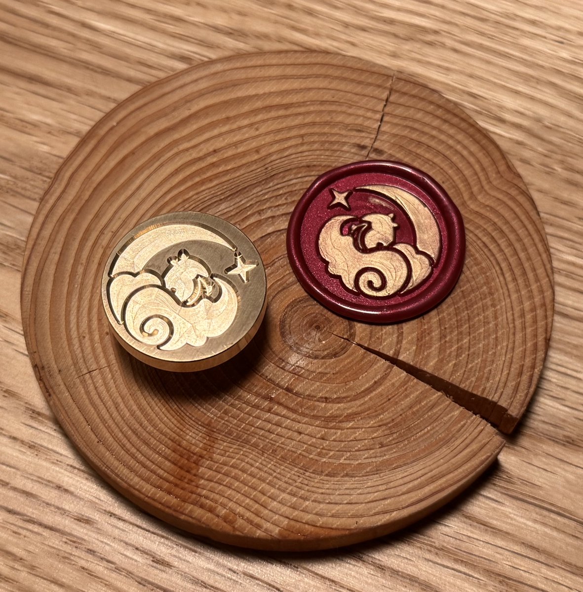 baku41yume's tweet photo. 砂糖白様にデザインしていただいた家紋で、念願のシーリングスタンプヘッドを作成しました！
とてもかわいい…😭素敵！

今回HOIN ライフ(@HoinLife )様に製作を依頼させていただきました。とても丁寧で納品まで早くてびっくりでした！本当にありがとうございました

色んな場面でいっぱい押すんだ🌟 https://t.co/Jg3rJFqadP