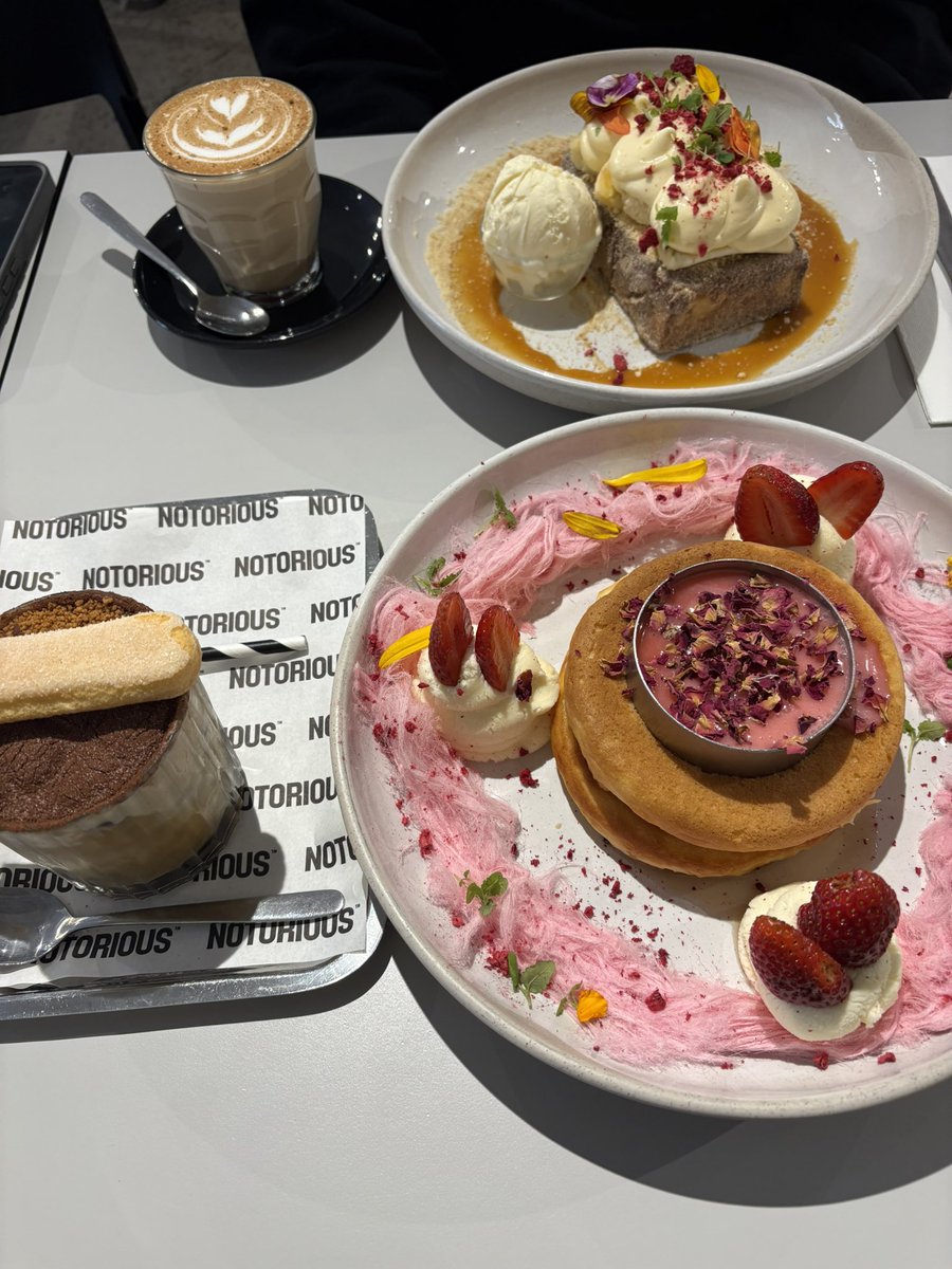 Hundo #RoseniorOUT tweet media