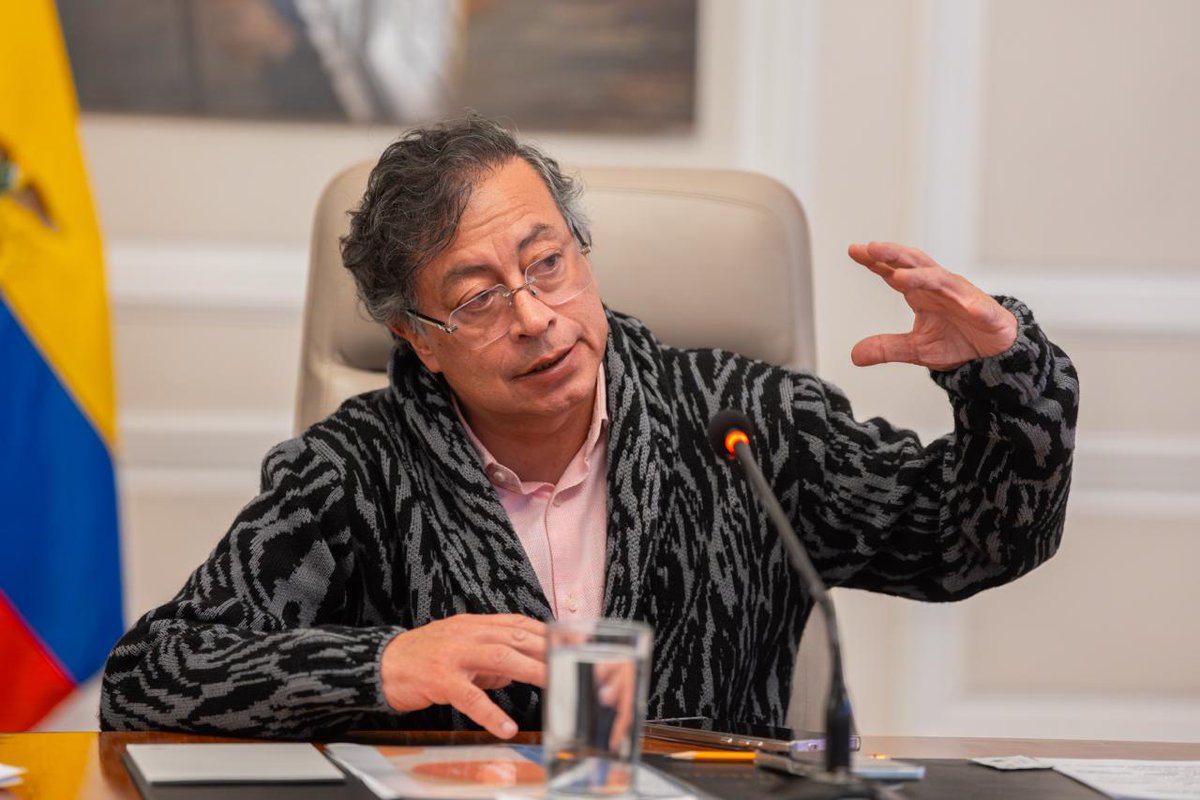 infopresidencia's tweet photo. En @Casa_Narino se desarrolló una reunión de alto nivel liderada por el Presidente @petrogustavo, para avanzar en la estructuración del decreto de tarifas de energía más bajas.

El encuentro reunió a autoridades del Gobierno nacional, entidades regulatorias y actores del sector energético, con el propósito de definir medidas orientadas a reducir el costo del servicio y garantizar mayor equidad para los usuarios en el país.
