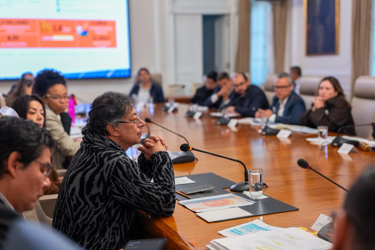 infopresidencia's tweet photo. En @Casa_Narino se desarrolló una reunión de alto nivel liderada por el Presidente @petrogustavo, para avanzar en la estructuración del decreto de tarifas de energía más bajas.

El encuentro reunió a autoridades del Gobierno nacional, entidades regulatorias y actores del sector energético, con el propósito de definir medidas orientadas a reducir el costo del servicio y garantizar mayor equidad para los usuarios en el país.