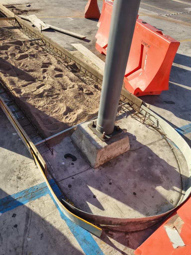 IvnSnch59811311's tweet photo. Mientras tanto así los trabajos de reparación y modernización de la @Plazadecobro151 Guaymas Sonora. No sé bien a dónde dirigirme o denunciar, pero estas obras estan "hechas con las patas" @Capufe @SCT @EstadodeSonora @Isaf chequen está licitación que es un asco la verdad en todo https://t.co/iYYYaVsIvo