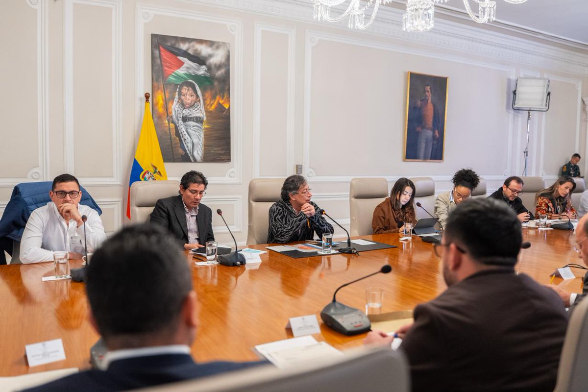 infopresidencia's tweet photo. En @Casa_Narino se desarrolló una reunión de alto nivel liderada por el Presidente @petrogustavo, para avanzar en la estructuración del decreto de tarifas de energía más bajas.

El encuentro reunió a autoridades del Gobierno nacional, entidades regulatorias y actores del sector energético, con el propósito de definir medidas orientadas a reducir el costo del servicio y garantizar mayor equidad para los usuarios en el país.