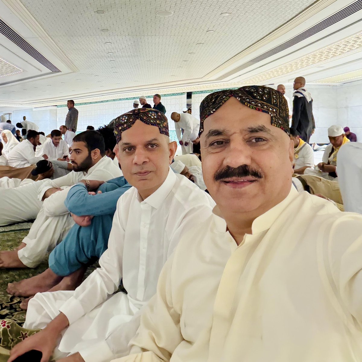 مکہ مکرمہ، مسجد الحرام کے بابرکت ماحول میں چند پُرسکون لمحات،
ایم پی اے میر ممتاز حسین خان جکھرانی کے ہمراہ۔