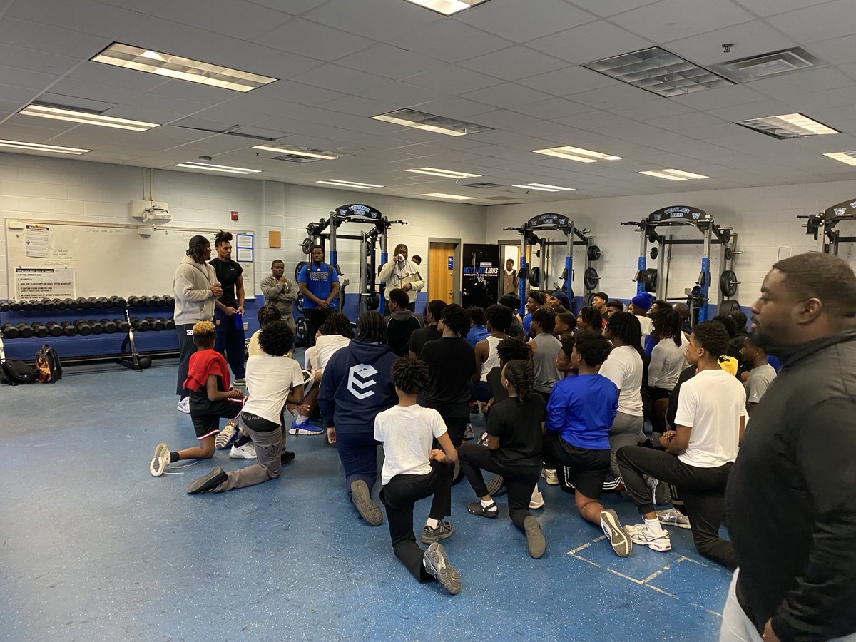 RecruitWestlake's tweet photo. Alumni sharing a few words on wisdom with our middle school athletes. We are super proud of every athlete to come thru the Lake!! Keep up the great work on and off the field!! ⁦@LionsDreamTeam⁩ ⁦@WestlakeSports1⁩ @kwhit4 https://t.co/ApTgYLGVJV