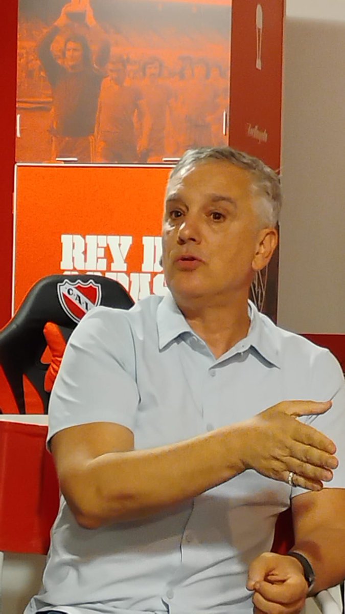 Agrupacioncai's tweet photo. En la reunión abierta de la Agrupación, que contó con una muy buena convocatoria, concurrió  el empresario de los medios, Marcelo González, socio de la Agrupación desde hace muchos años, con quien compartimos una enriquecedora charla sobre ideas, conceptos y visiones acerca del Independiente que queremos.

Coincidimos en la importancia de trabajar para que Independiente supere el difícil momento actual, apostando a una institución moderna, integrada a las nuevas tecnologías y preparada para los desafíos del mundo de hoy, sin perder su identidad ni su grandeza histórica. 🔴⚪

Por un independiente eterno, lleno de gloria.