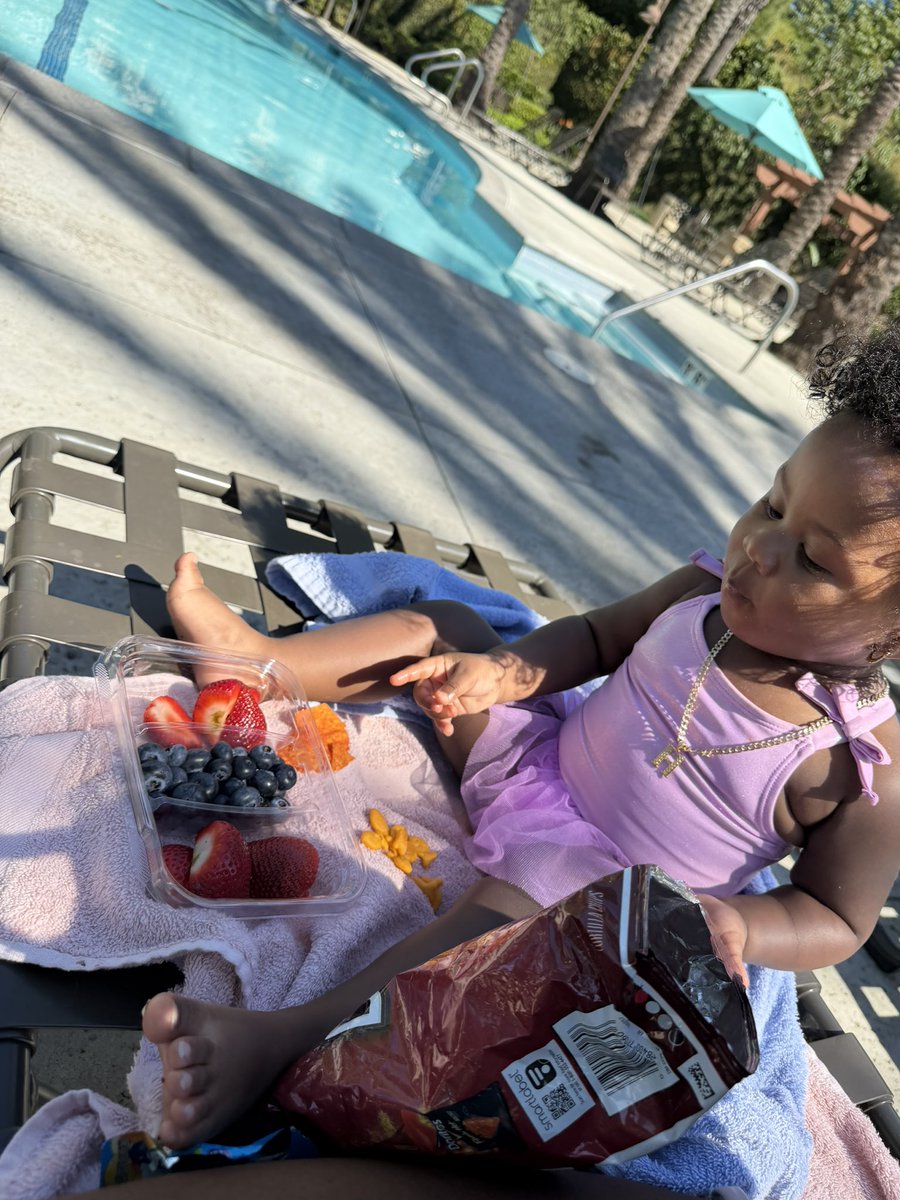 Pool side w/ twin 💜