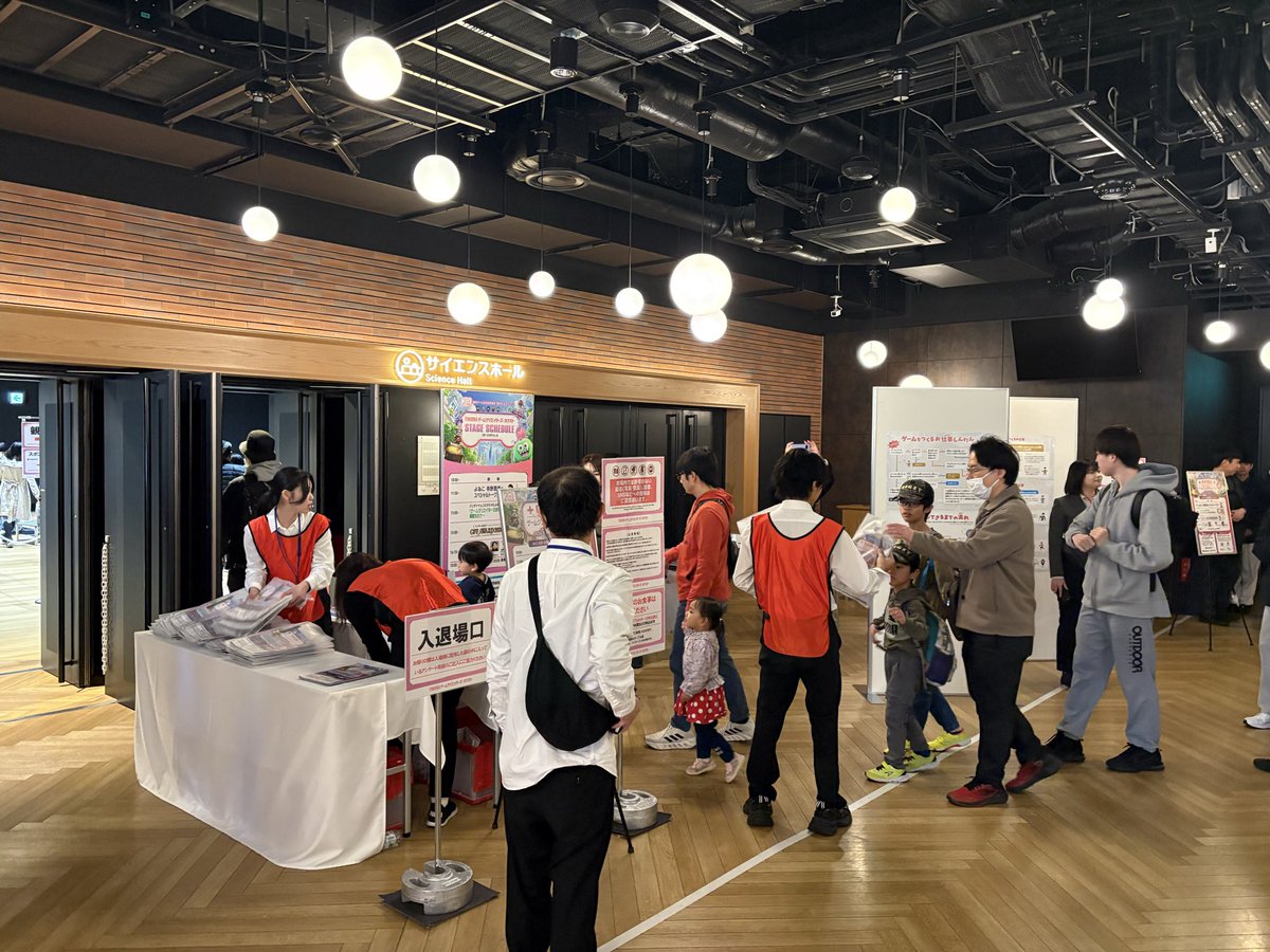 /／
#FUKUOKAゲームクリエイターズ・ネクスト 開場！
\＼
ステージイベントを行う6Fサイエンスホールが開場しました！
たくさんの方が有野さんの登場を待っています🎵
有野さんのステージは11:00スタートです。
