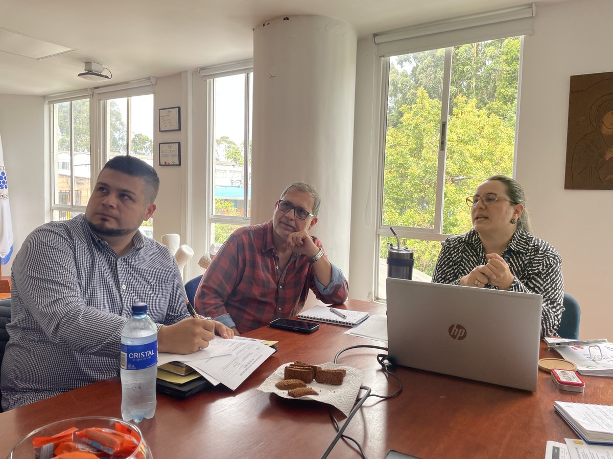ESAPOficial's tweet photo. #Territoriales I La #TerritorialCaldas lideró espacios de articulación con alcaldes y delegados municipales para concertar la agenda de asistencias técnicas 2026.

Con el equipo técnico de la Escuela, se identificaron prioridades y se socializó la oferta institucional para fortalecer capacidades y promover gobiernos más eficientes y cercanos a la ciudadanía.

Somos aliados estratégicos del Estado.