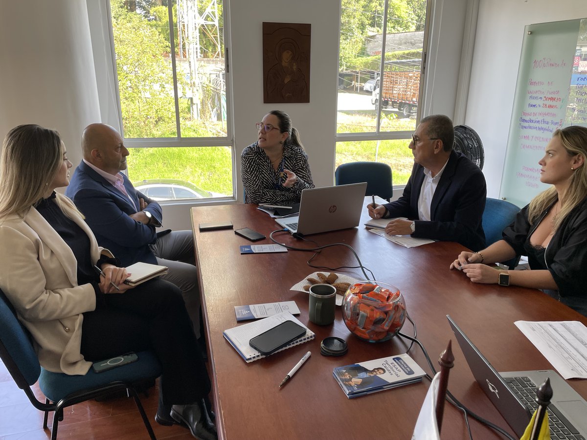 ESAPOficial's tweet photo. #Territoriales I La #TerritorialCaldas lideró espacios de articulación con alcaldes y delegados municipales para concertar la agenda de asistencias técnicas 2026.

Con el equipo técnico de la Escuela, se identificaron prioridades y se socializó la oferta institucional para fortalecer capacidades y promover gobiernos más eficientes y cercanos a la ciudadanía.

Somos aliados estratégicos del Estado.
