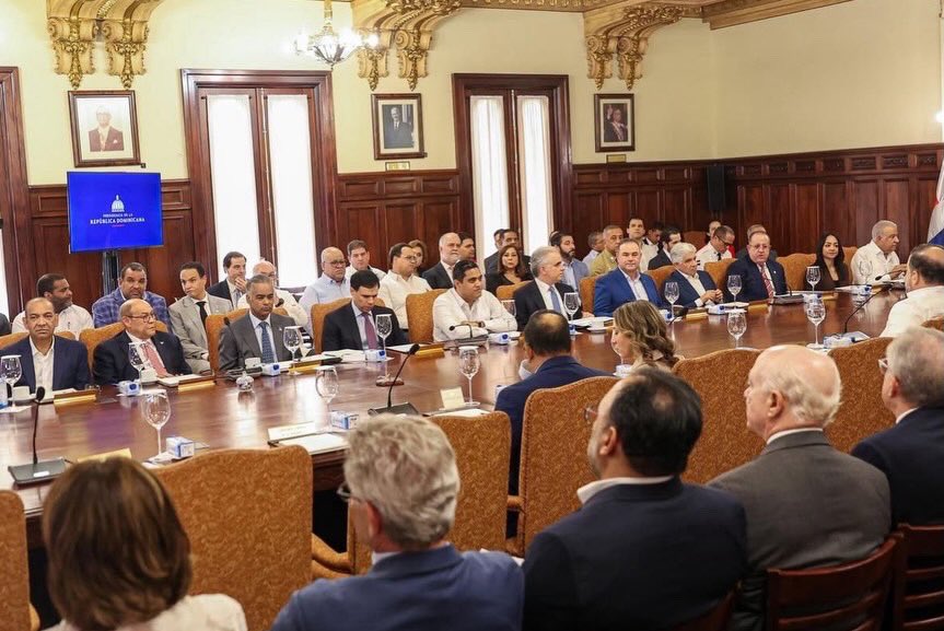 joelsantose's tweet photo. Junto al presidente @luisabinader y la vicepresidenta @RaquelPenaVice participamos en el Consejo de Ministros. 

En esta jornada, revisamos los avances de la estrategia nacional Meta RD 2036 y analizamos la preparación de nuestro país frente a los posibles efectos de los conflictos en Medio Oriente, que han provocado una alta volatilidad en el mercado energético.

#JoelSantos 
#ConsejoDeMinistros