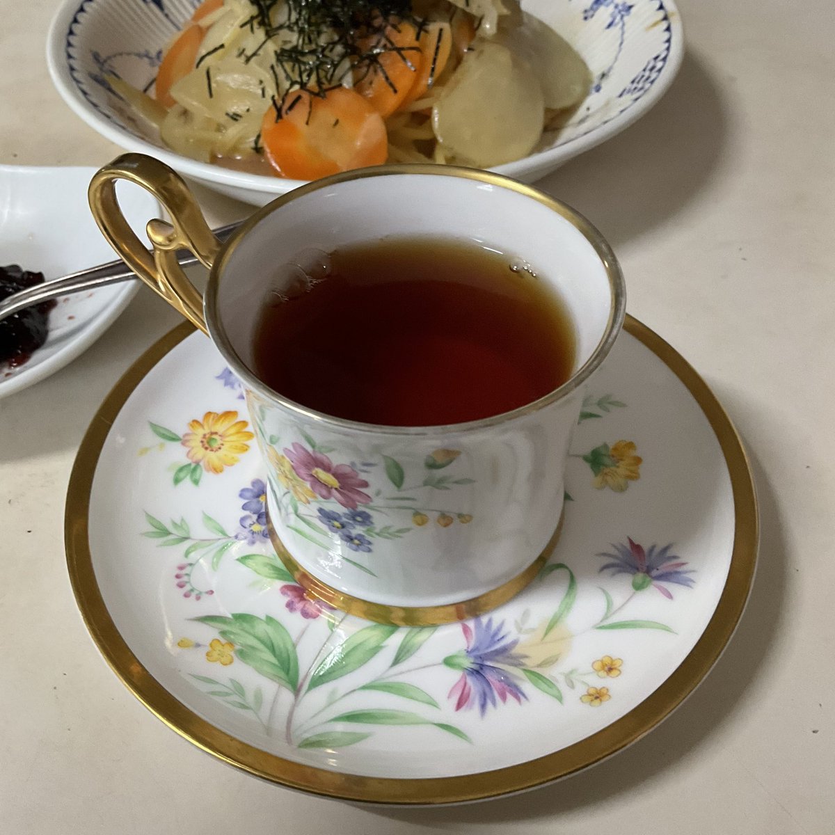 #朝の一煎　はPGによるロシアンティー。お供はじゃがいも、にんじん、たまねぎ、の柚子胡椒クリームスパゲッティ。なんでも薄切りにする。