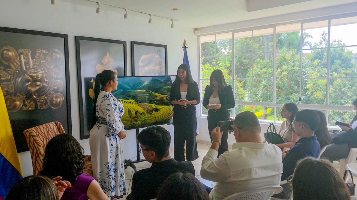 Embajada de Colombia en El Salvador tweet media