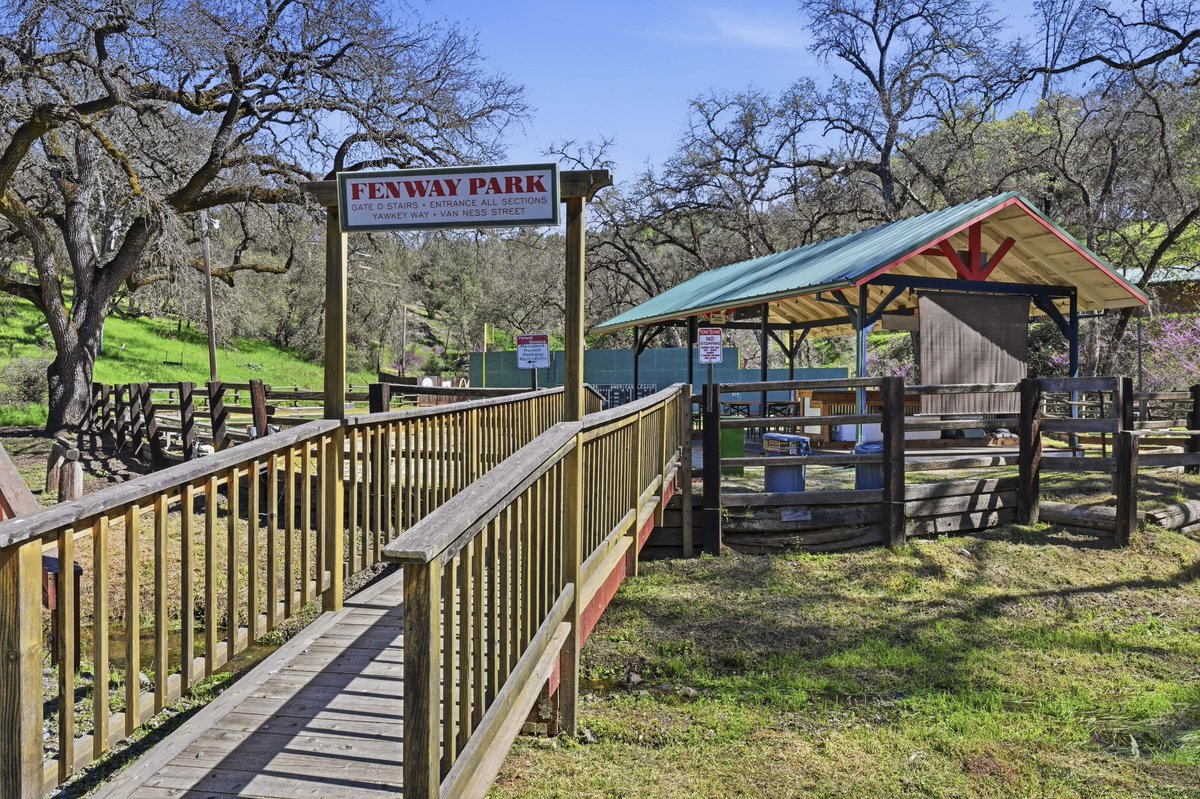 Zillow Gone Wild 🏡 tweet media