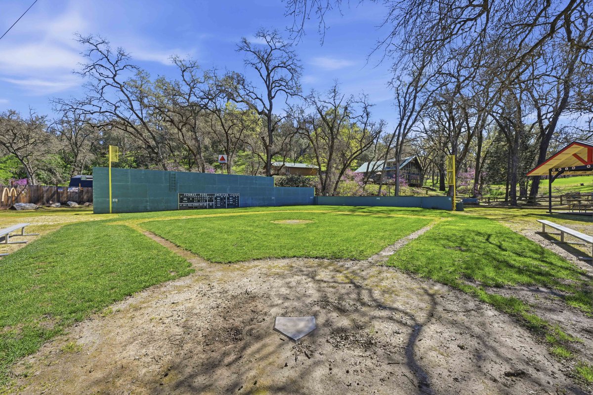 Zillow Gone Wild 🏡 tweet media