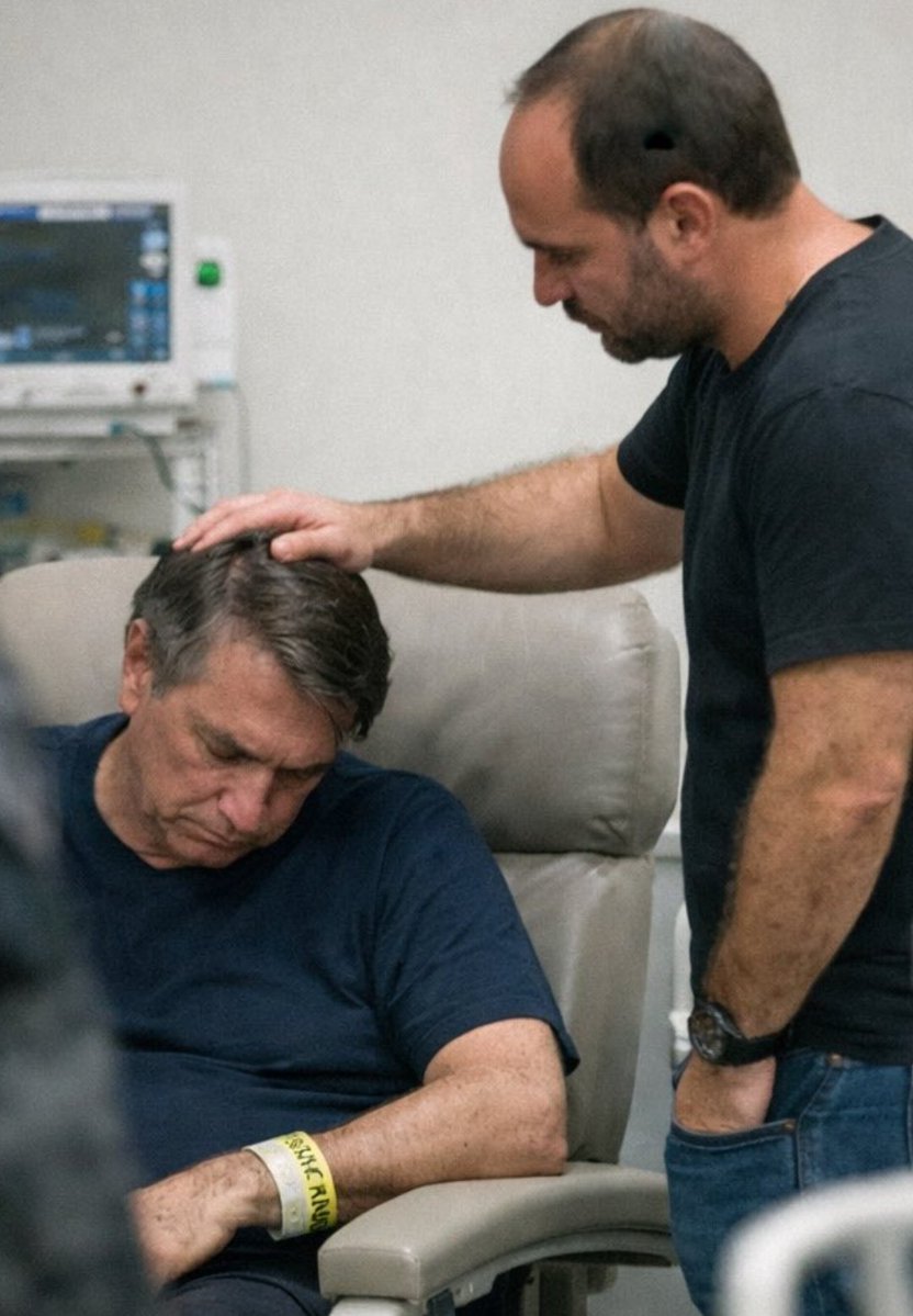 Prestem muita atenção nessa foto. O dia em que vocês entenderem a carga de injustiça retratada nessa imagem, a vergonha que sentirão será semelhante a daqueles que apoiaram as ações do Terceiro Reich. Quando isso acontecer, vocês tentarão se eximir dizendo a si mesmos que era