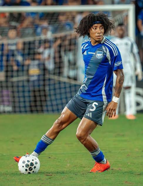 Lo que juega Angelo Mina Dios mío, es sexo.