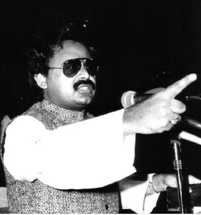 اسی نے حق پر جینا سکھایا
اسی پہ ہم کو ناز۔۔ ۔۔۔!!!
گلی گلی میں گونج رہی ہے
اسکی ہی آواز۔۔۔۔۔۔۔!!
مظلوموں کا نعرہ ہے
 الطاف حسین❣️
#AltafHussain ✊