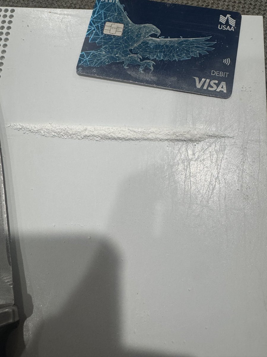 destroyoxy's tweet photo. is hard or softer blow better and is a razor blade investment worth it i’m off 2 bars n railing gators also after the xans wear off imma do 2 15 mg oxy and smoke i havent done oxy in so long https://t.co/ghnH9hWoRa