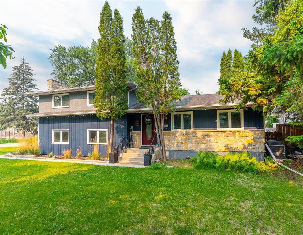 GregMichieTeam's tweet photo. 🏡 OPEN HOUSE 🏡 📍 556 Greenbrier Avenue 🗓 Sunday, March 22 ⏰ 1–3 PM

Step into this bright &amp; spacious family home in the heart of Charleswood 🌳✨ Featuring a fantastic layout, big bright windows, and a warm, welcoming great room with fireplace &amp; wet bar! https://t.co/jbpXDHUgFs
