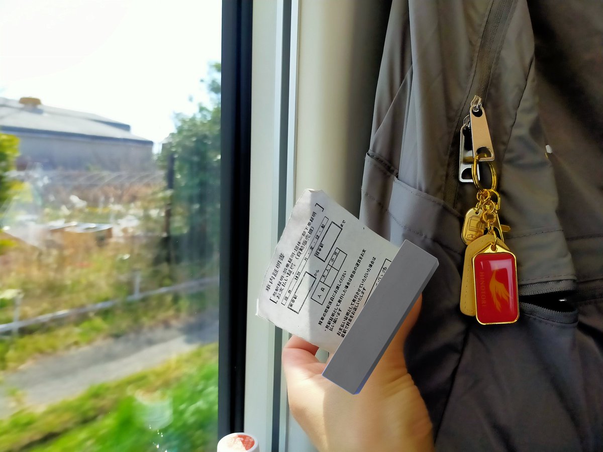 特急グッズを車内自販機で買おうとしたら自販機がバグって車内証明書発行案件になったのおもろい
他の号車の自販機で意地でも買った