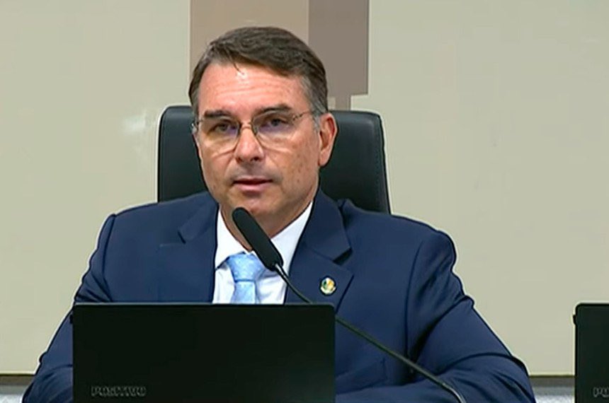 ThiagoSussekind's tweet photo. Hoje, o MPRJ denunciou Raimunda Magalhães, mãe de Adriano da Nóbrega, por lavagem de dinheiro.

Ex-assessora do gabinete de Flávio Bolsonaro (PL), pré-candidato à Presidência.

Essa é uma boa hora para lembrar a ligação entre Flávio, rachadinha e o crime organizado.

Bora lá? 🧵 https://t.co/jJOSbMERCV