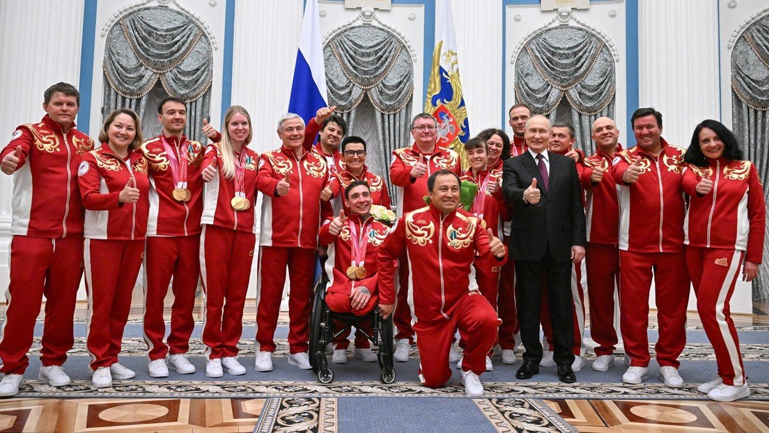 ActualidadRT's tweet photo. 🇷🇺 "UN AUTÉNTICO TRIUNFO" - Putin felicita en persona a los campeones paralímpicos rusos

La selección de Rusia quedó en el 3.º puesto en los Juegos Paralímpicos de Milán y Cortina d'Ampezzo con tan solo 6 atletas. 👉https://t.co/FrWpYWKKWg https://t.co/3gG6BtLT64