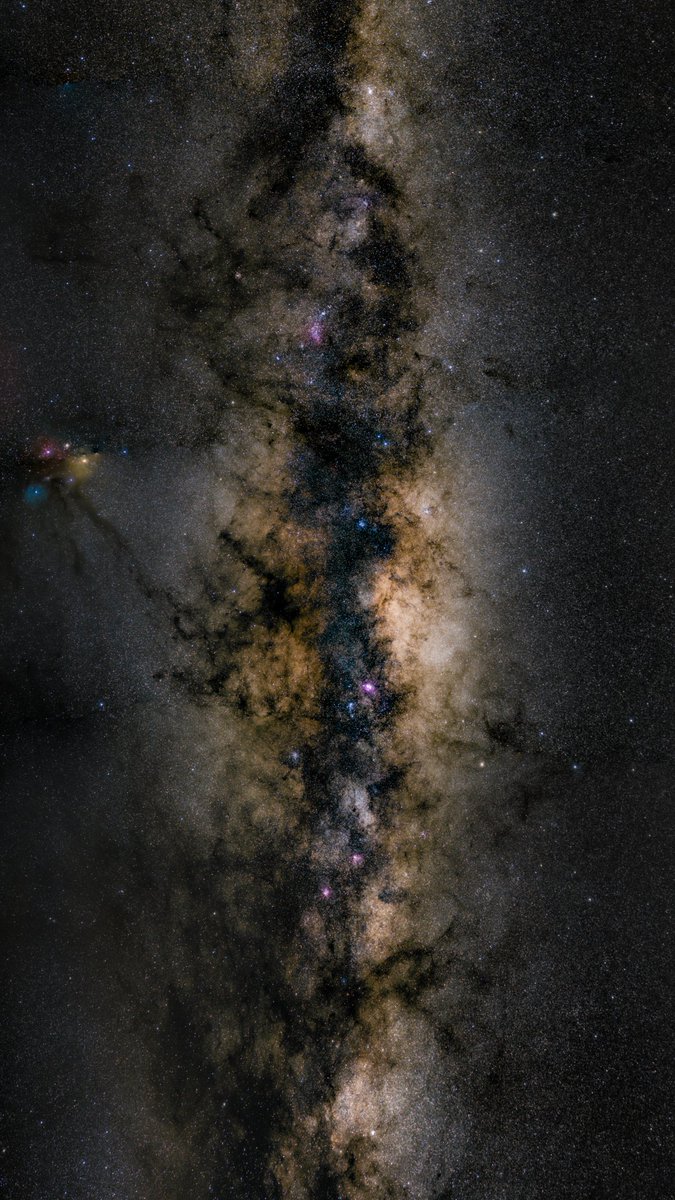 francomecon1's tweet photo. La Vía Láctea, un oasis de cien mi nillones de estrellas organizadas en una espiral er el espacio. Desde la Tierra, podemos observar 
 brazo tras brazo de esa espiral. Cuando la vemos en el cielo estamos literalmente siendo iluminados por la luz de cien mil millones de estrellas. https://t.co/sIekQjRzuX