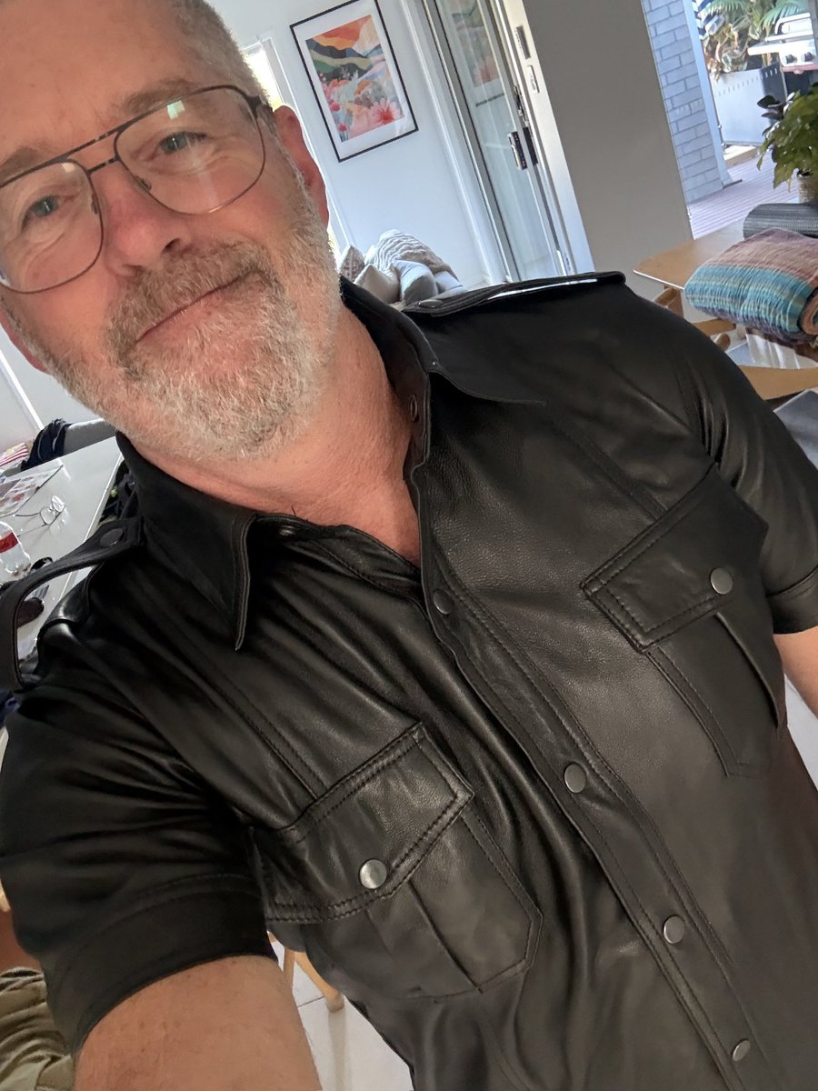 bdsm_lthr's tweet photo. New shirt from Mister B just via @Eagle_Leather and it's a perfect fit 😈 Feels great, looks even better.
Thanks for the gear, Naarm crew.
#Leather #MisterB #BDSM #LeatherGear #GayLeather #EagleLeather #Kink #LeatherPride #fetish https://t.co/tFkfDoXupT