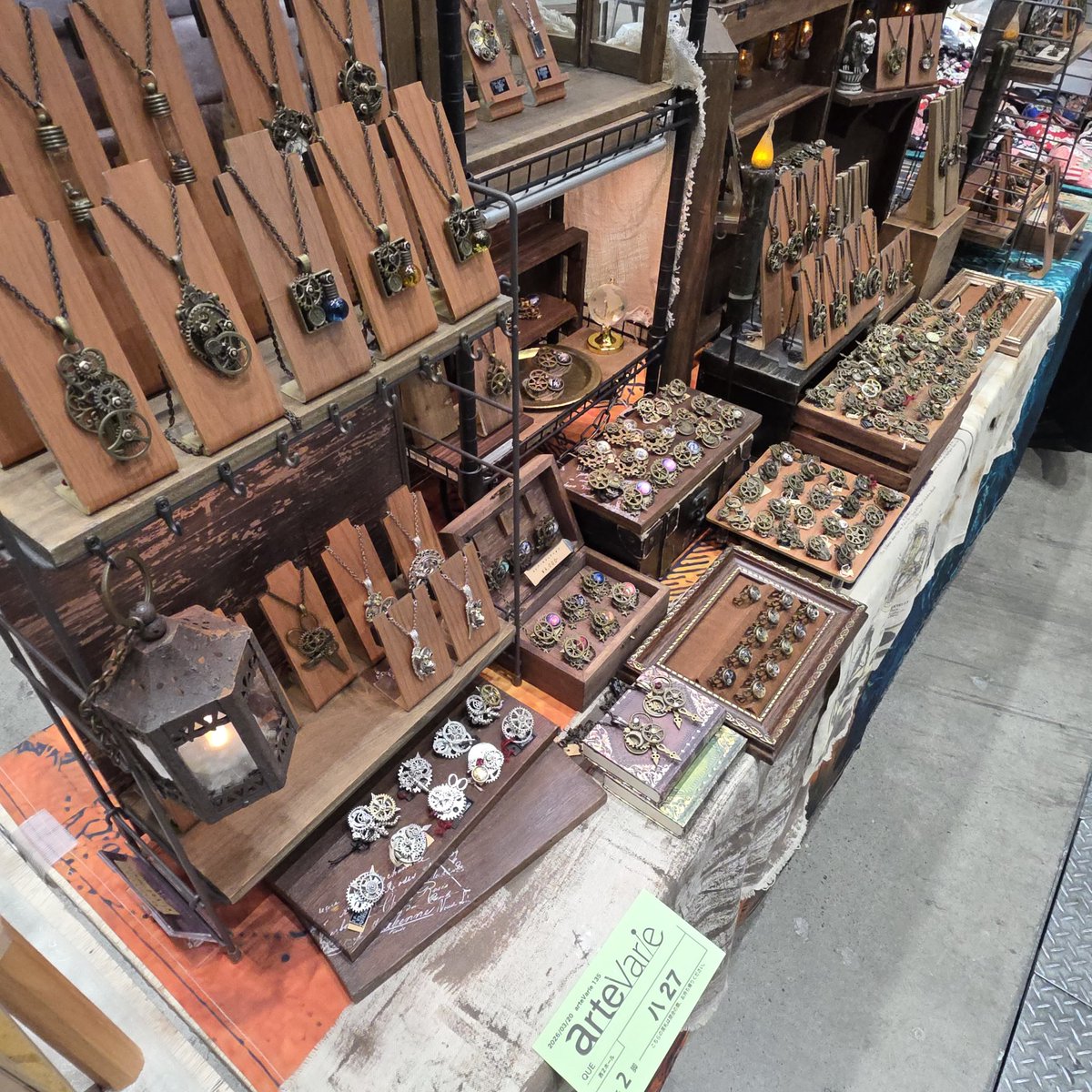 accessoriesque's tweet photo. 設営完了しました。
西２ホール　ブースNo.【ハ27】でお待ちしております！
#スチームパンク #arteVarie153 https://t.co/q4mA5vrEVt