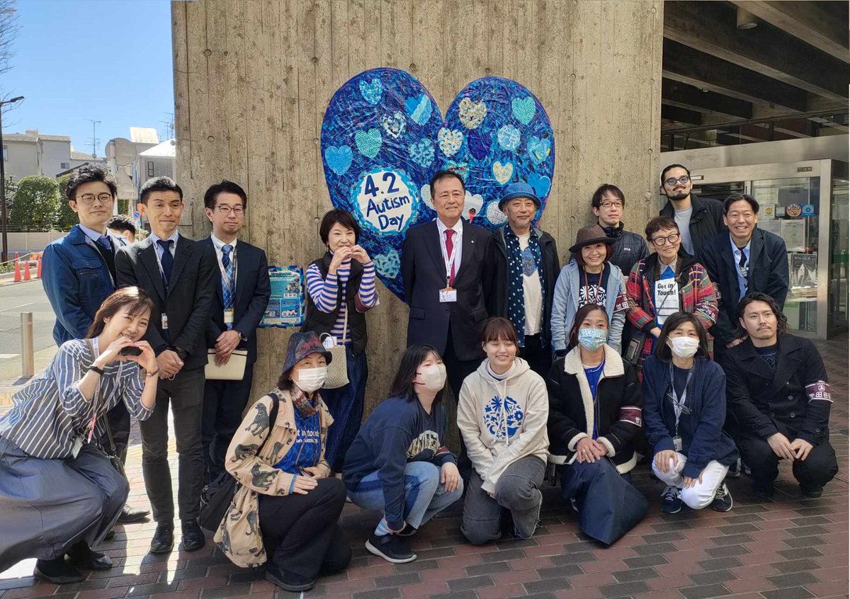 happywithautism's tweet photo. 【Happy with Autismパートナー紹介】世田谷区の活動を紹介💙2015年からハートアーティスト西村公一さん@nissyartの監修のもと 区庁舎のブルーデコレーションを実施してきました💙@hosakanobuto　保坂区長やたくさんのボランティアに支えられています💙https://t.co/8X2IrZMVb4　#自閉症 #自閉症協会 https://t.co/AZoZziZ8RI