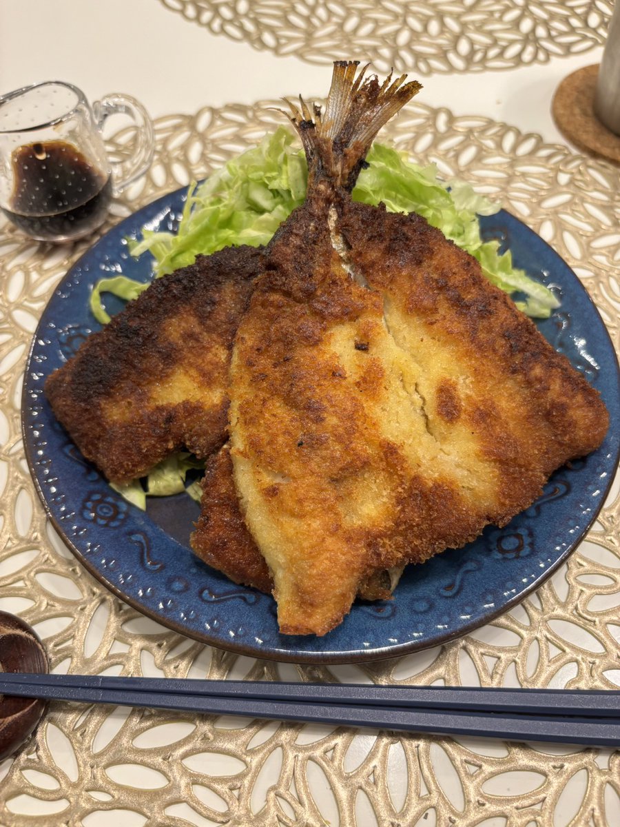 アジフライに何をかけます？
我が家はもちろんお酢。
ベストはモルトビネガー！もちろん米酢や黒酢、ワインビネガーも美味しいですよ。止まらない美味しさにびっくりするはず。下味に塩コショウをしておけば、醤油やソースは必要なし。
ちなみにキャベツには、ソースかけます。