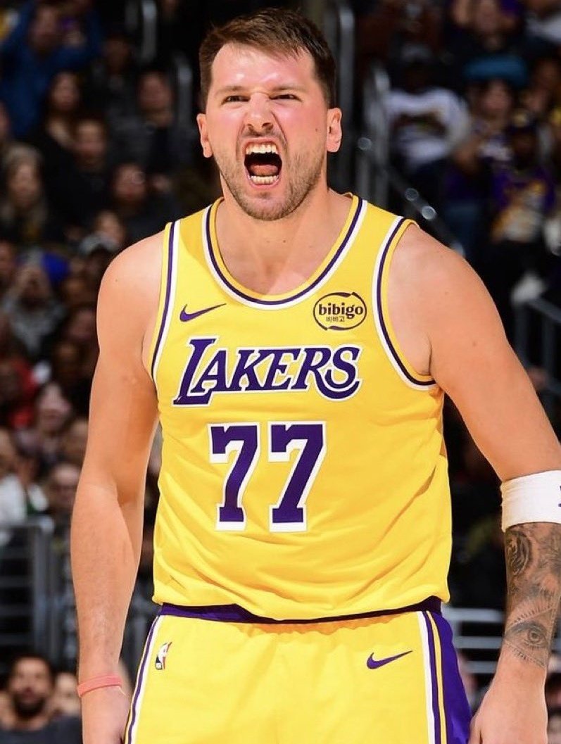 En estos momentos 

NADIE es mejor Luka Doncic.