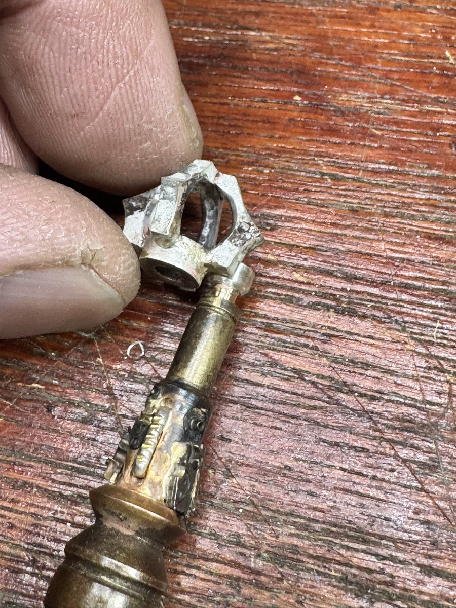 ARMSsilverworks's tweet image. おはようございます！
新作制作！
本日はバチカンの制作クルクル回るタイプのバチカンにする為試行錯誤しております😓
中には石が留まる予定！
#Arms
armssilver.com