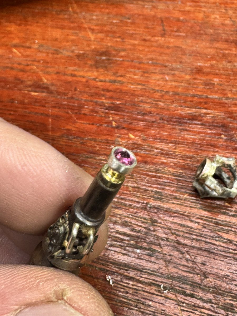 ARMSsilverworks's tweet image. おはようございます！
新作制作！
本日はバチカンの制作クルクル回るタイプのバチカンにする為試行錯誤しております😓
中には石が留まる予定！
#Arms
armssilver.com