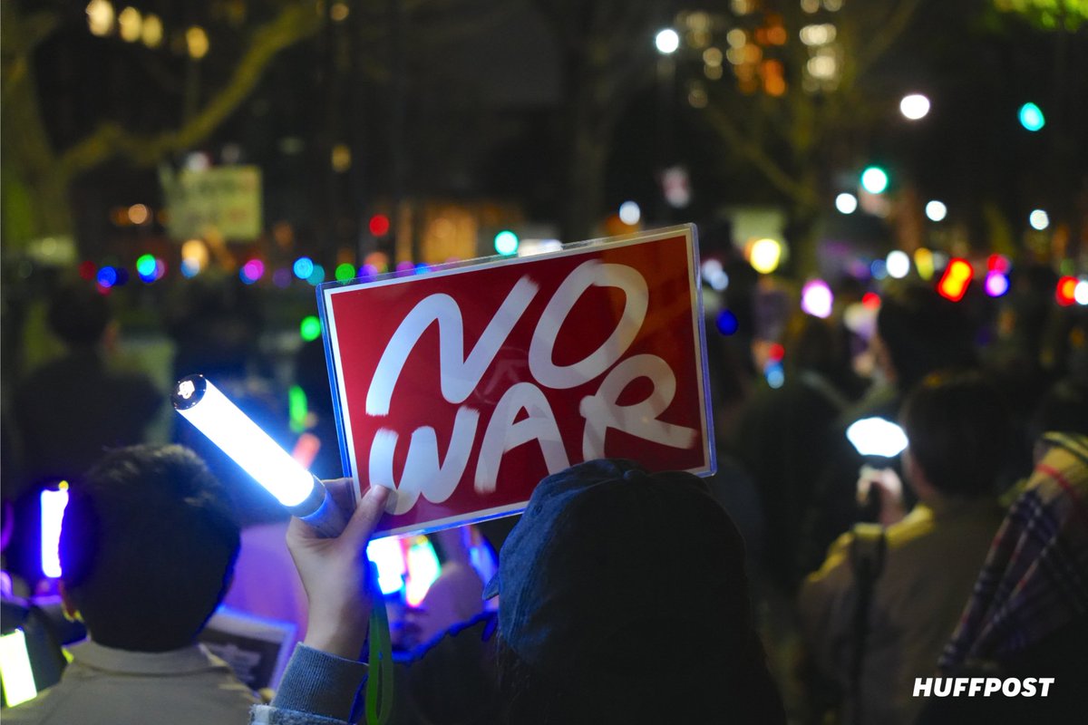 HuffPostJapan's tweet photo. アメリカとイスラエルによるイランへの攻撃に抗議し、改憲に反対する国会周辺でのデモに、1万1千人が集まりました。

参加者はそれぞれ、自分の「推し」のアイドルや歌手グループ、アニメなどのペンライトを持ち寄り、平和への願いを叫びました。
https://t.co/vtkDF4xRQn https://t.co/SeJ8UFFlL7