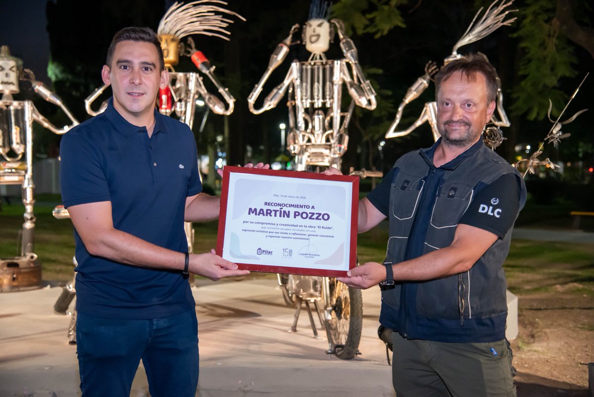 PilarMuni's tweet photo. Se inauguró en la Plaza Central la obra “El Ruido”, del artista Martín Pozzo, construida con 157 escapes secuestrados en operativos.

Una intervención que parte de una problemática real y la convierte en un mensaje claro para toda la comunidad. https://t.co/paBwQbZ5Od