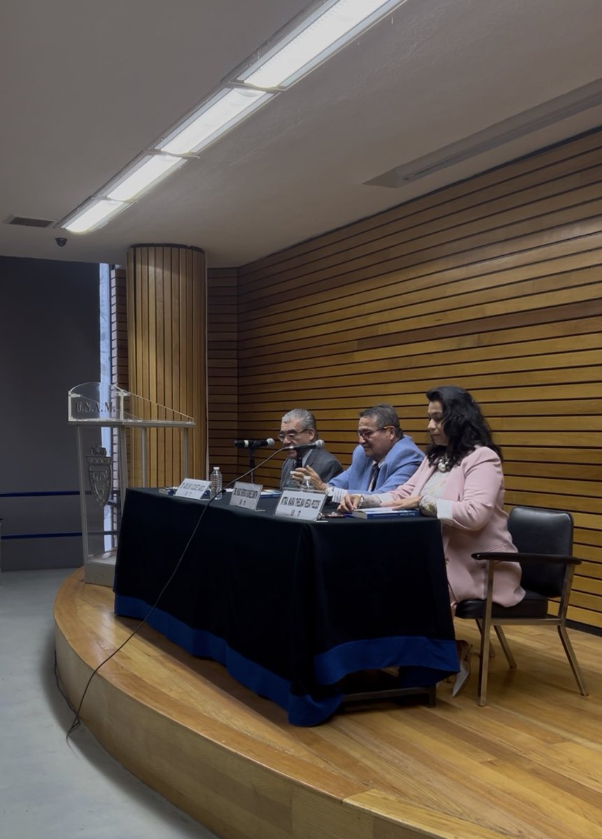 HugoSergioGome1's tweet photo. En la UNAM invitado por el maestro Aquilino Vázquez y la maestra Thelma presentando a los alumnos de la facultad de Derecho temas vigentes del Derecho  Marítimo y del mar https://t.co/dXwargk6be