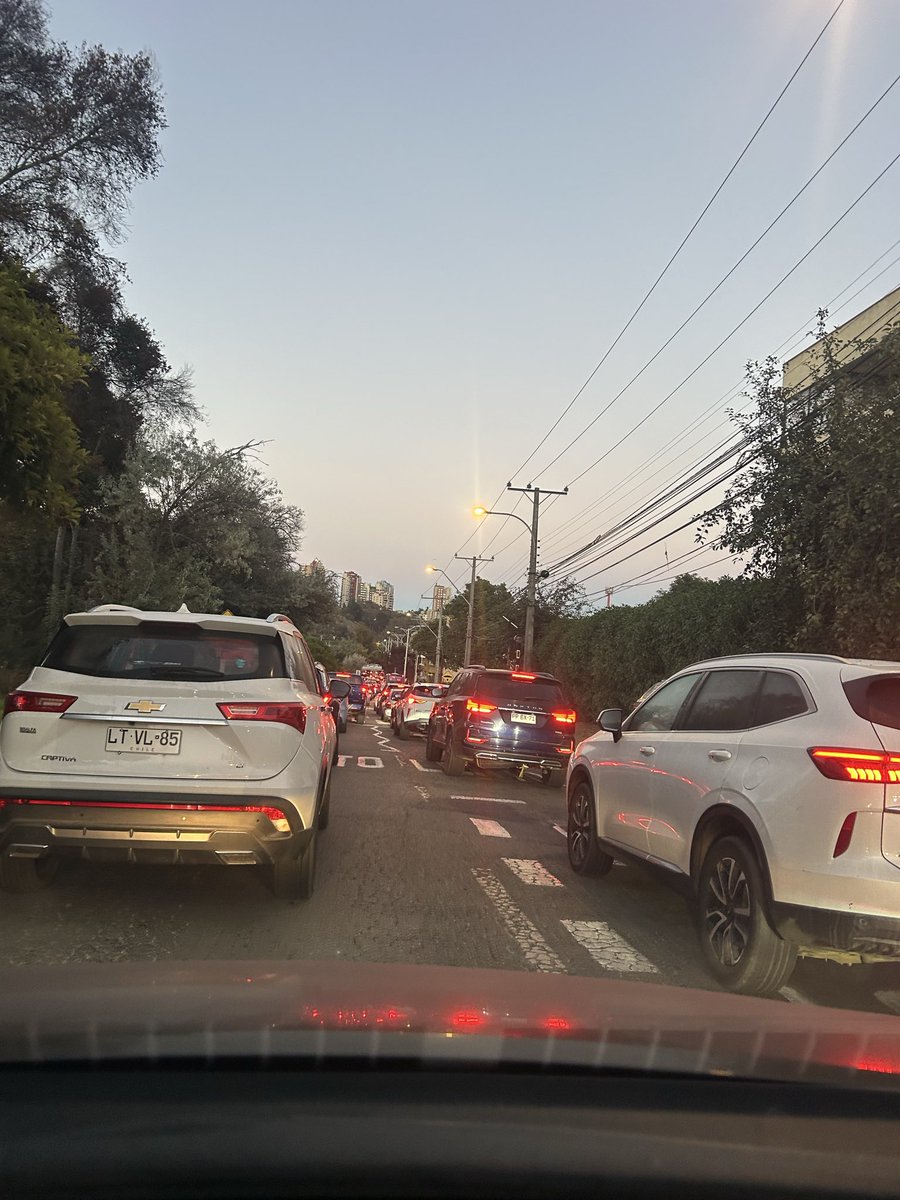 xio_guz's tweet photo. @vinadelmar @MacaRipa @Esval

Por lo menos 15 minutos en tacos por el “evento” afuera de edificio Reñaca park en calle balmaceda, se necesitó reparación urgente, llevamos meses así https://t.co/QDZtKGAKeH